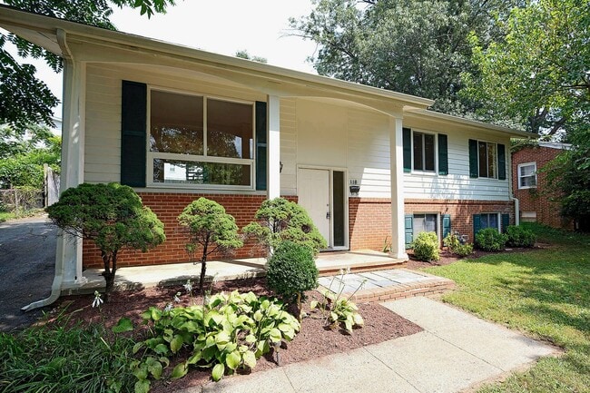 Building Photo - Pet-Friendly Home Near UVA Medical Center