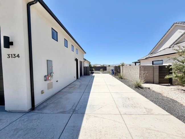 Photo - Beautiful Modern 5 Bedroom Home!! Furnished or Unfurnished option!!