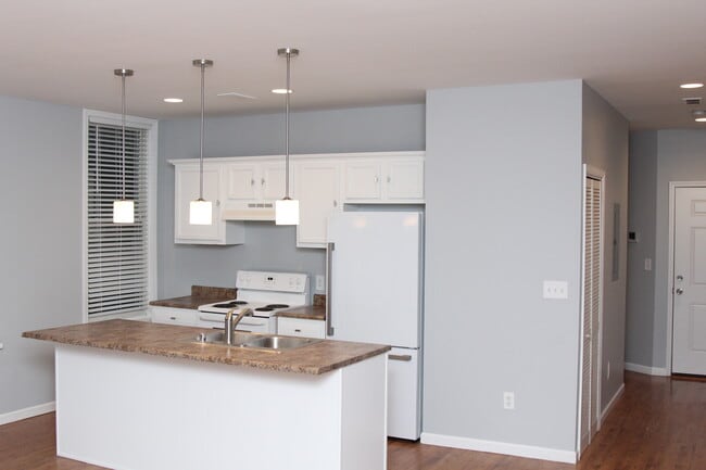 Building Photo - 237 W 8th St Unit 2 Rental
