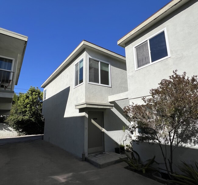 Top floor w/ garage below - 721 Cedar St Unit #B