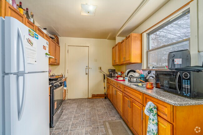 4BR, 1BA - 1,225SF - Kitchen - 720 S Main St
