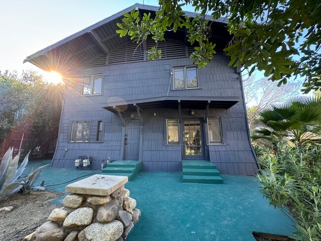 Entrance to 5924 on the left, 5926 to the right - 5924 Hayes Ave