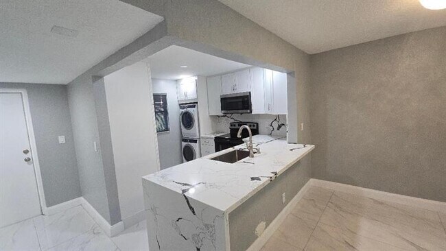 Photo - 3000 Riverside Dr Unidad 111