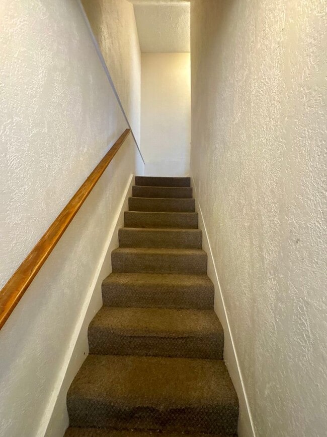 215 Spencer Ave Unit Upper