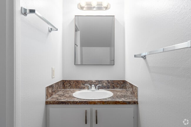 2 habitaciones, 1,5 baños - 1160 pies cuadrados - Medio baño