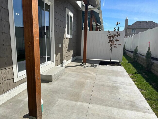 Photo - 910 Poplar Ave