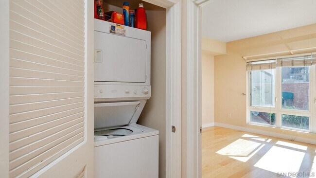 Photo - Perfectly located 1 bed/1 bath unit in Dow... Unidad 3231