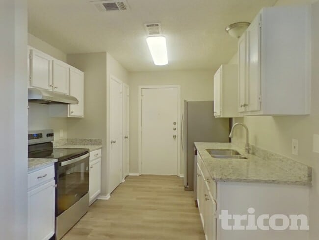 Photo - 815 Wyndham Pl