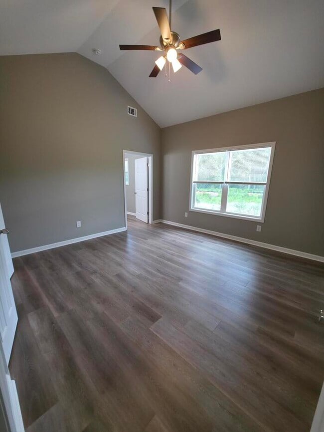 Photo - 207 Charlotte Cir