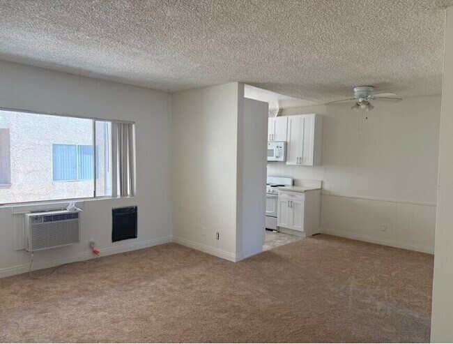 22515 Del Valle St