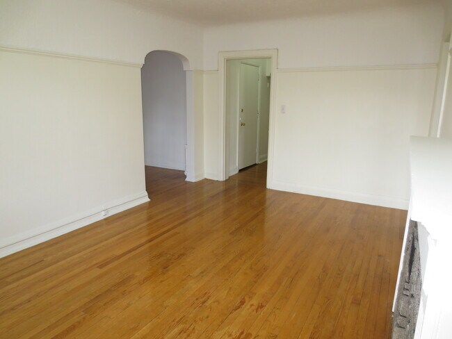 Photo - 1554-1574 Bathurst St