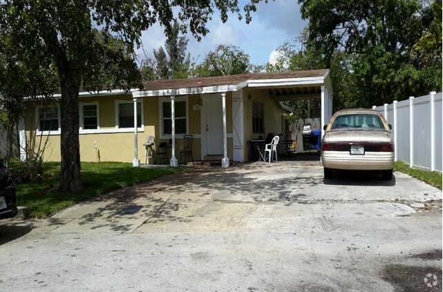 Building Photo - 1525 NW 18th Ave Rental