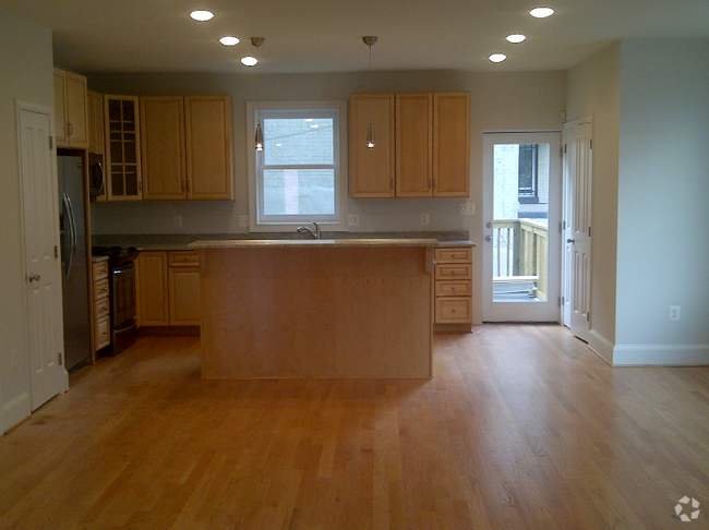 Building Photo - 1001 F St NE Rental