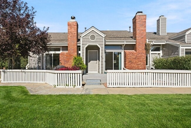 Building Photo - Beautiful Highlands Ranch 2 Bedroom + Loft Home with Spacious Layout & Prime Location