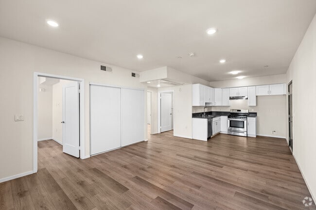 2BR, 2BA - 816SF - Living Room