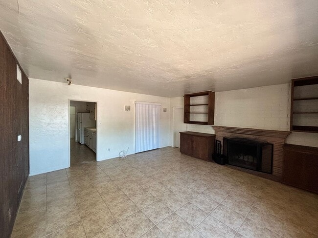 4132 E Kings Rd
