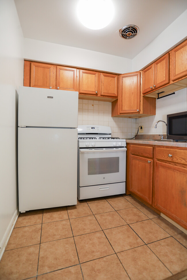 Photo - 561 W Cornelia Ave Apartment Unit #482