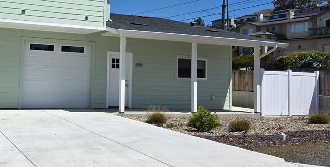 Building Photo - AVAILABLE NOW - 2 Bed, 2 Bath Downstairs Morro Bay Apartment Unit B
