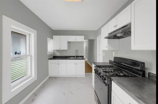 Building Photo - 1055 7th St W Unit 2 Bed 1 Bath large Deck Rental