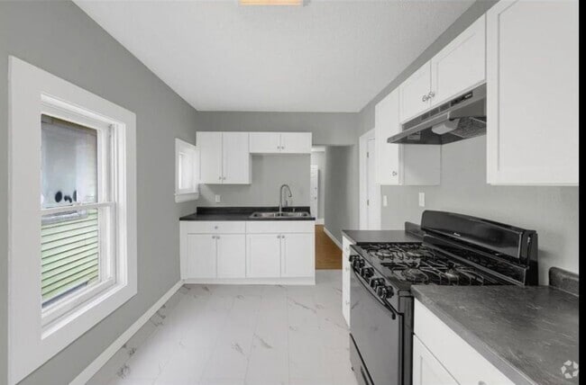 Building Photo - 1055 7th St W Unit 2 Bed 1 Bath large Deck Rental