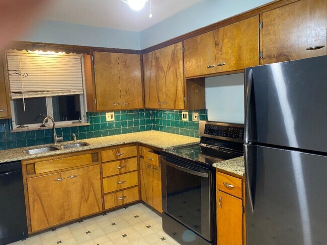 Building Photo - 704 Fairlawn Dr Rental