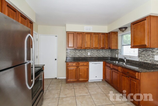 Photo - 2237 Grove St