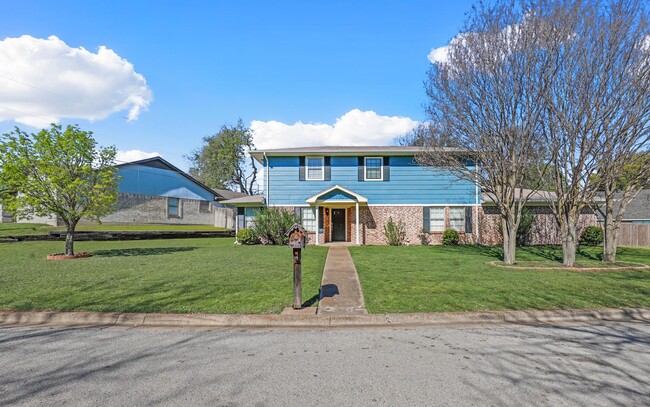 Photo - 1104 Cozby Ct W House