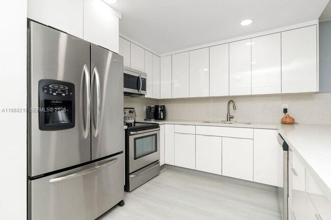 Building Photo - 6960 Miami Gardens Dr Unit 2-518