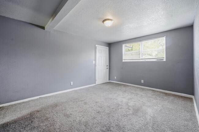 Photo - 1658 W 10th St