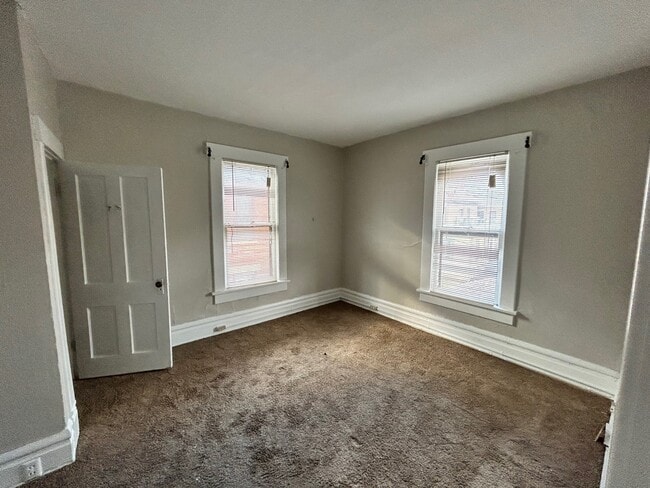 Building Photo - 255 W Hubbard Ave Unit 2