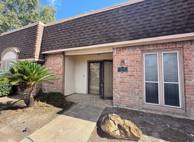 Photo - 2920 Cambridge Ln