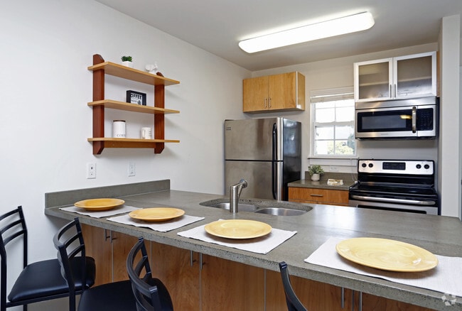 2BR, 2BA - 956sf Burton (Enclave)- Kitchen