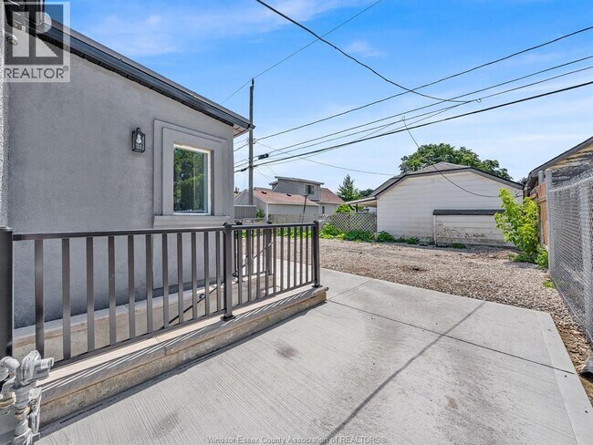 Photo - 1657-59 Drouillard Rd