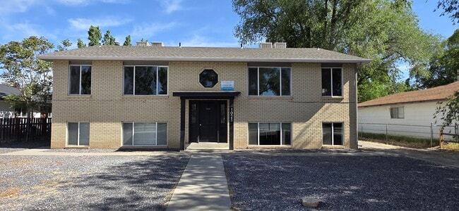Building Photo - 1025 Cedar Way Unit 4