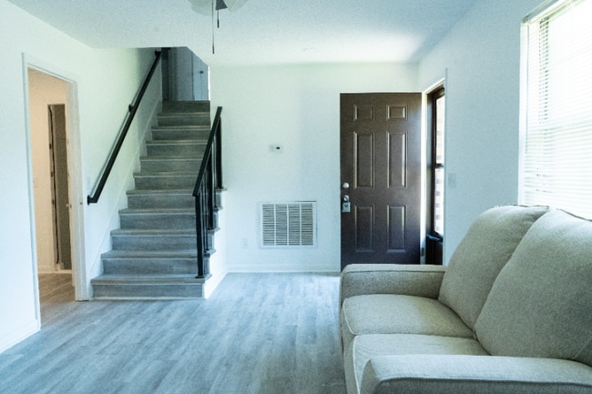 Photo - 4040 Knollbrook Dr NW