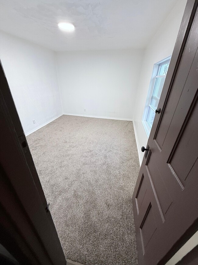 Photo - 537 McCully St