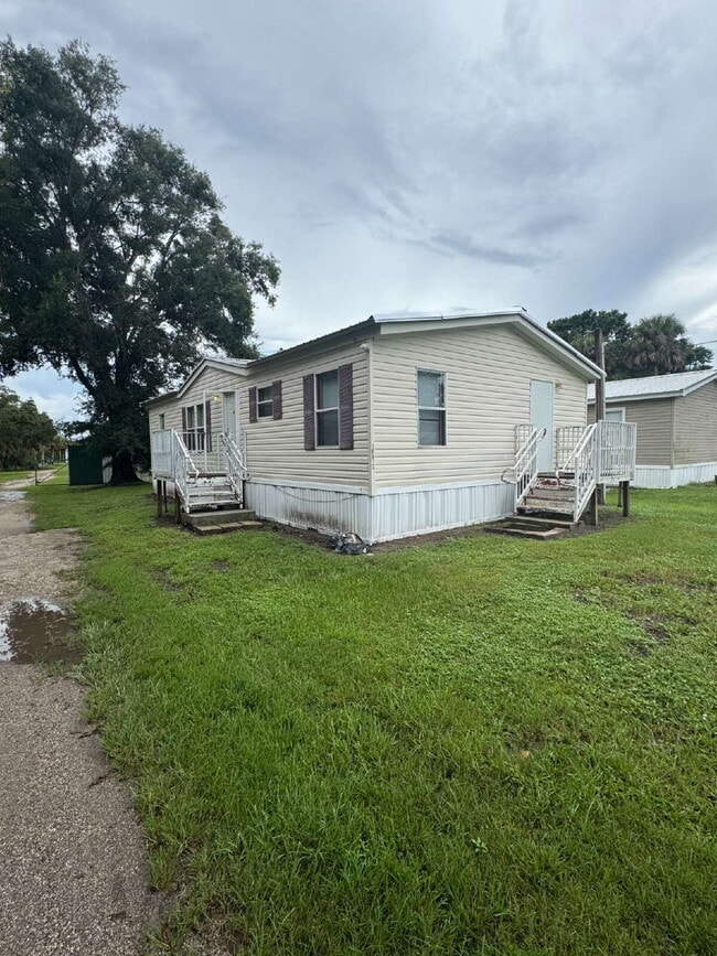 Photo - "Charming 3-Bed Oasis in Gibsonton – 1,235 Sq. Ft. of Cozy Living!"