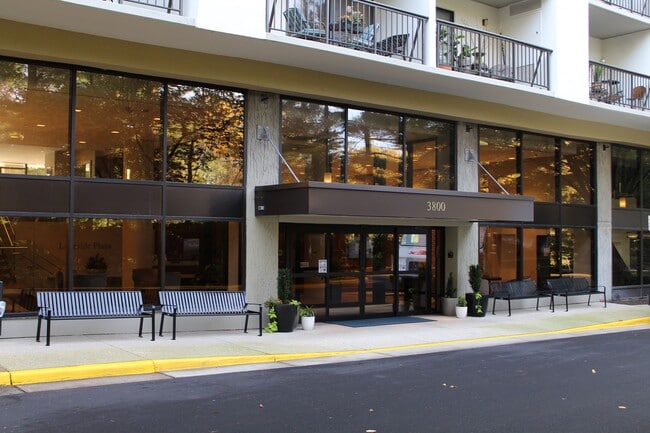 Building Entrance - 3800 Powell Ln Unit 722