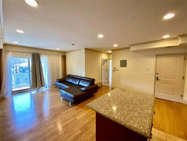 Building Photo - 1689 E 21st St Unit 4C