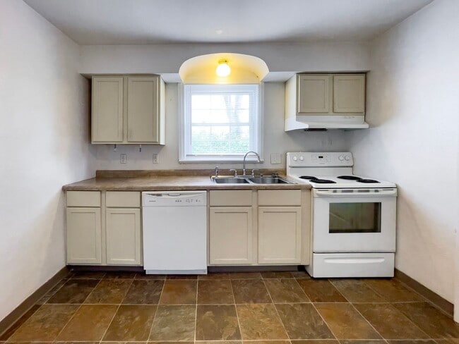 Building Photo - PRELEASING for AUGUST! Walk to Ball State! Bright 4BR Home with Fireplace