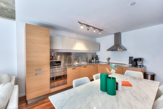 Photo - 445 Av. Viger O Unit 907
