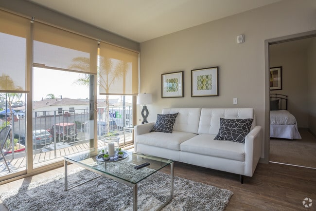 2 BR, 2 BA - 880 SF