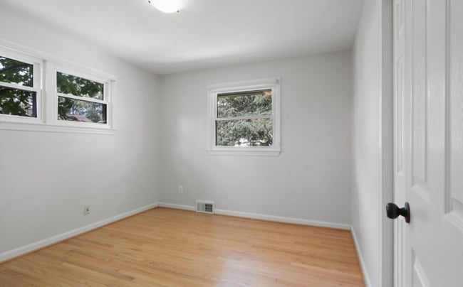 Photo - 5954 Kedron St