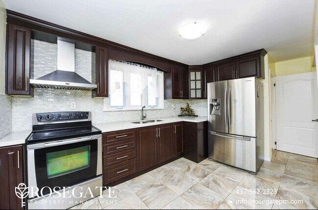 Photo - Spacious 4-Bedroom Main Level Apartment with 3 Parking & Backyard in Brampton Unité 1