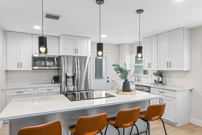 Beautifully Renovated 3-Bedroom Home for R... - Beautifully Renovated 3-Bedroom Home for R...