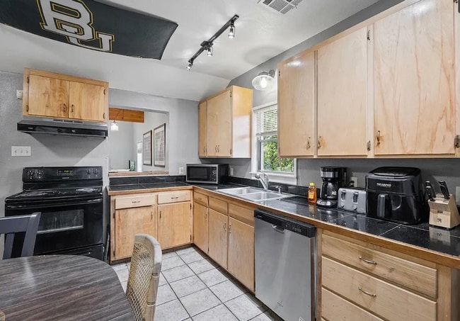 Photo - 7 bedroom home 2 min walk from Campus