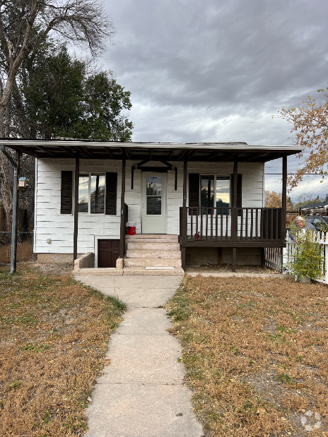 Building Photo - Charming 2 bed 2 bath home with garage and...