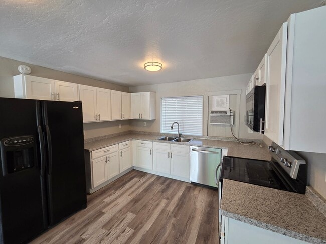 Building Photo - Phoenix 3 Bed/3 Bath in Coronado!