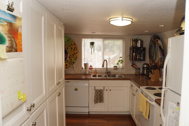 Photo - 7 5th Ave Unidad #4