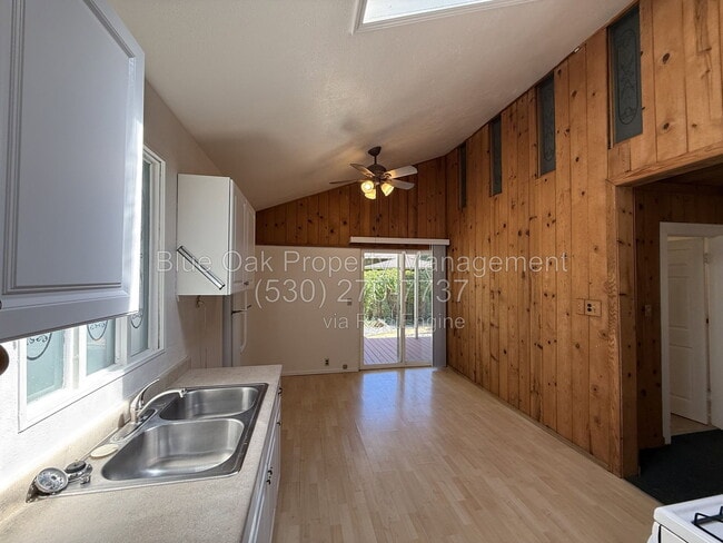 Photo - 389 E 7th St